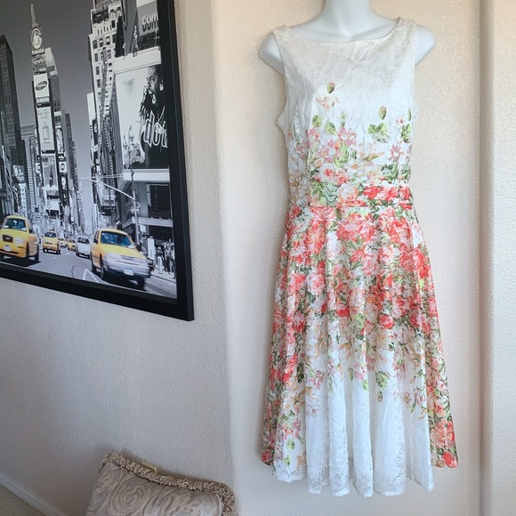 GABBY SKYE retro floral lace dress, sleeveless, white base Back zip. 12 - Picture 3 of 17